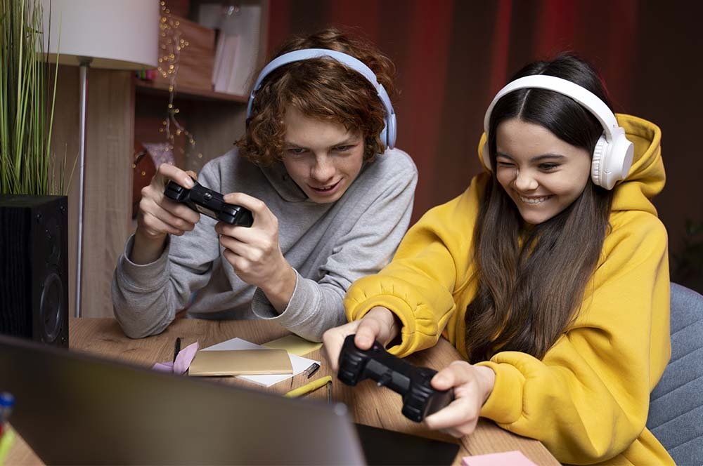 adolescentes jugando online consola